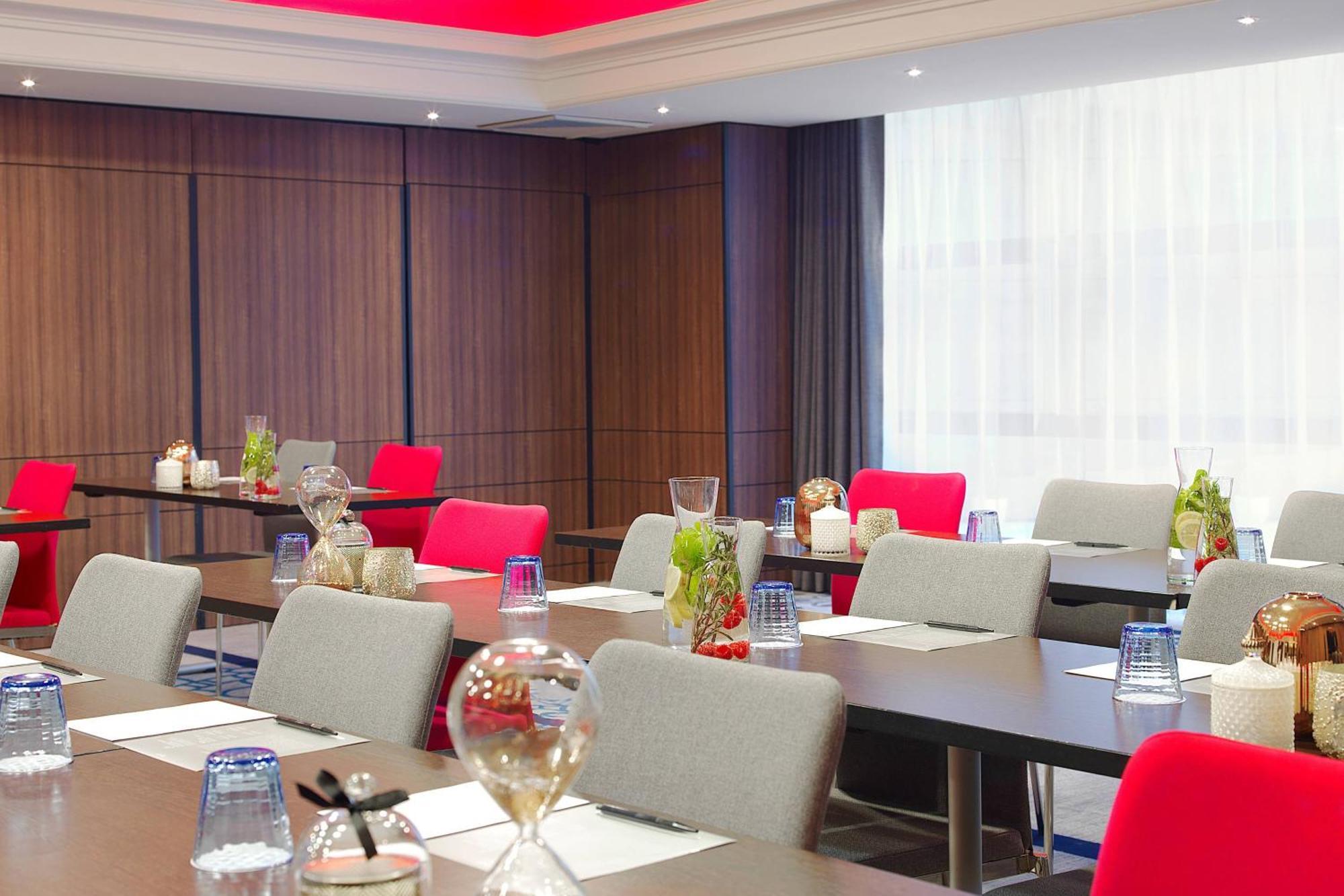 Renaissance Paris La Defense Hotel Puteaux Exterior photo