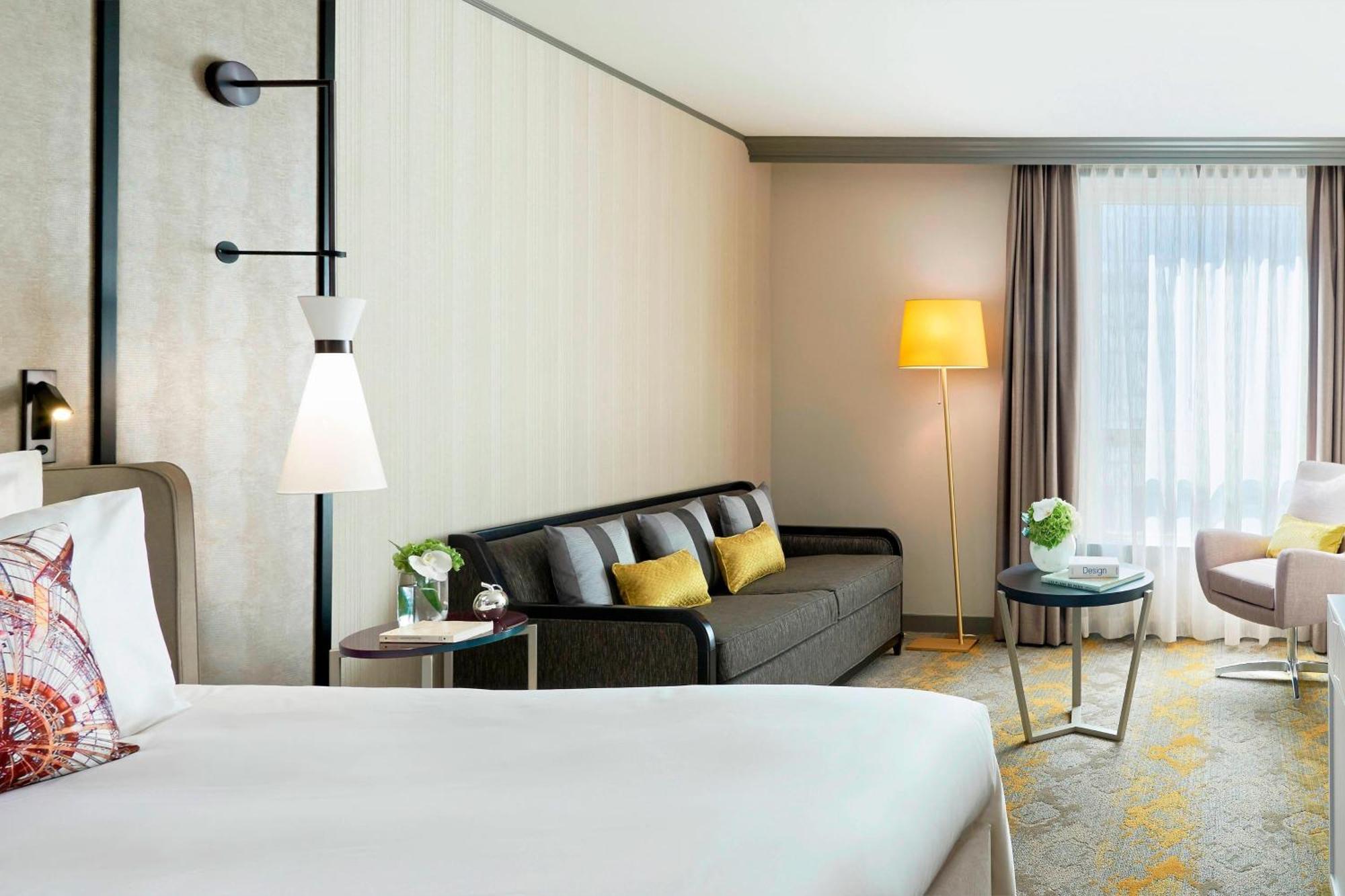 Renaissance Paris La Defense Hotel Puteaux Exterior photo