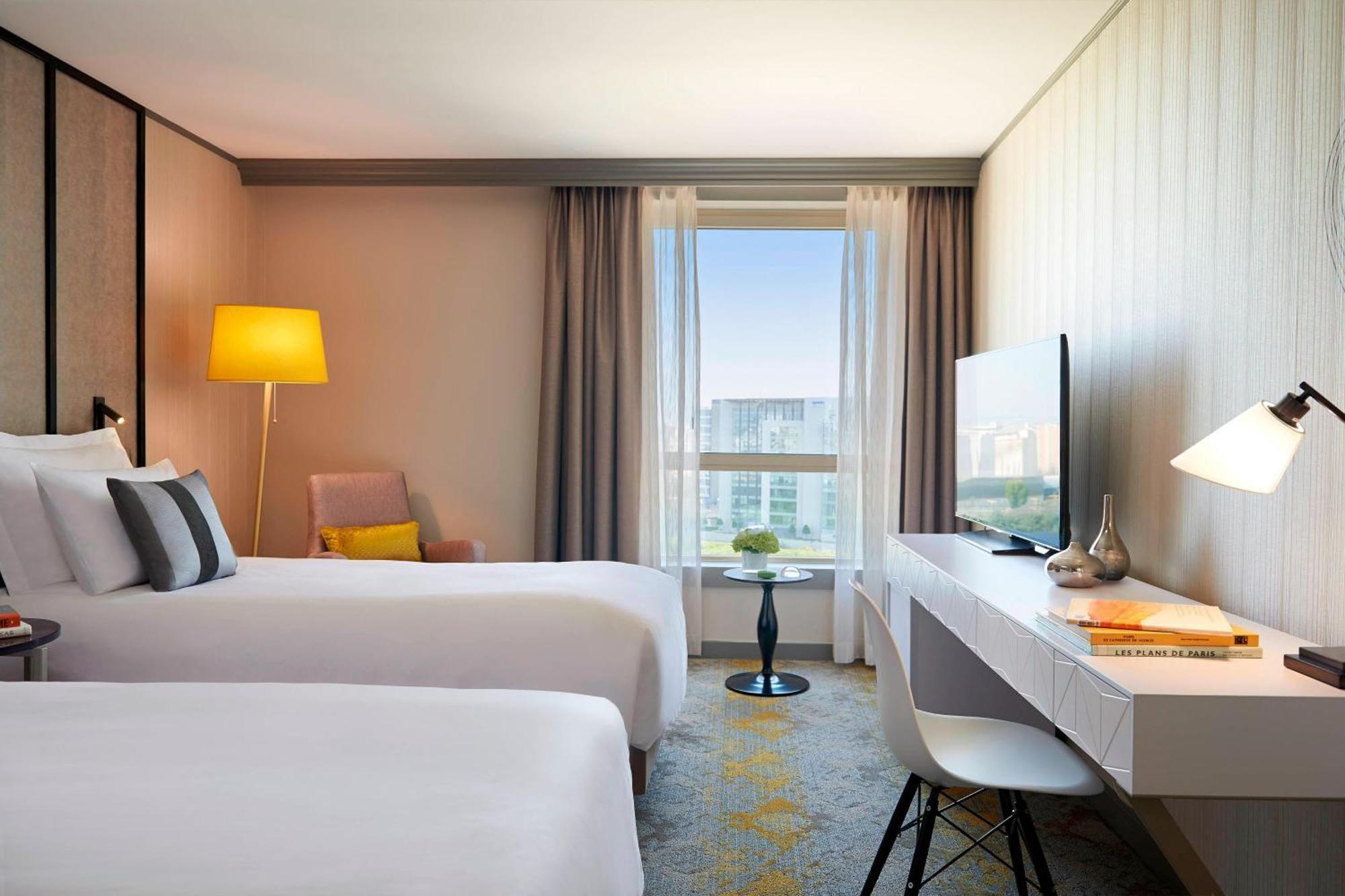 Renaissance Paris La Defense Hotel Puteaux Exterior photo