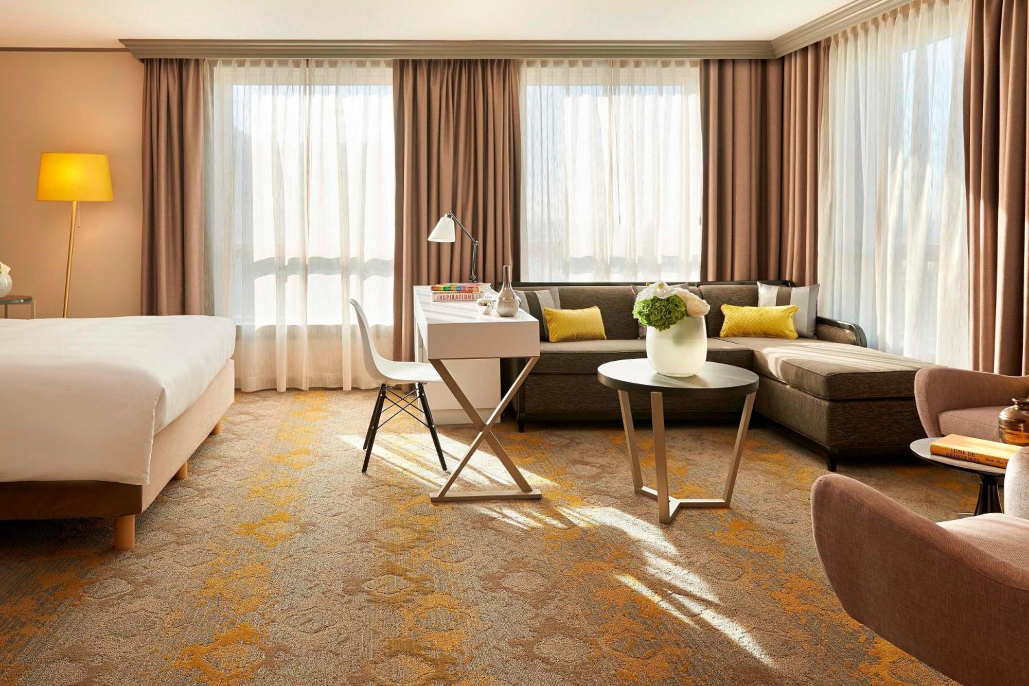 Renaissance Paris La Defense Hotel Puteaux Exterior photo