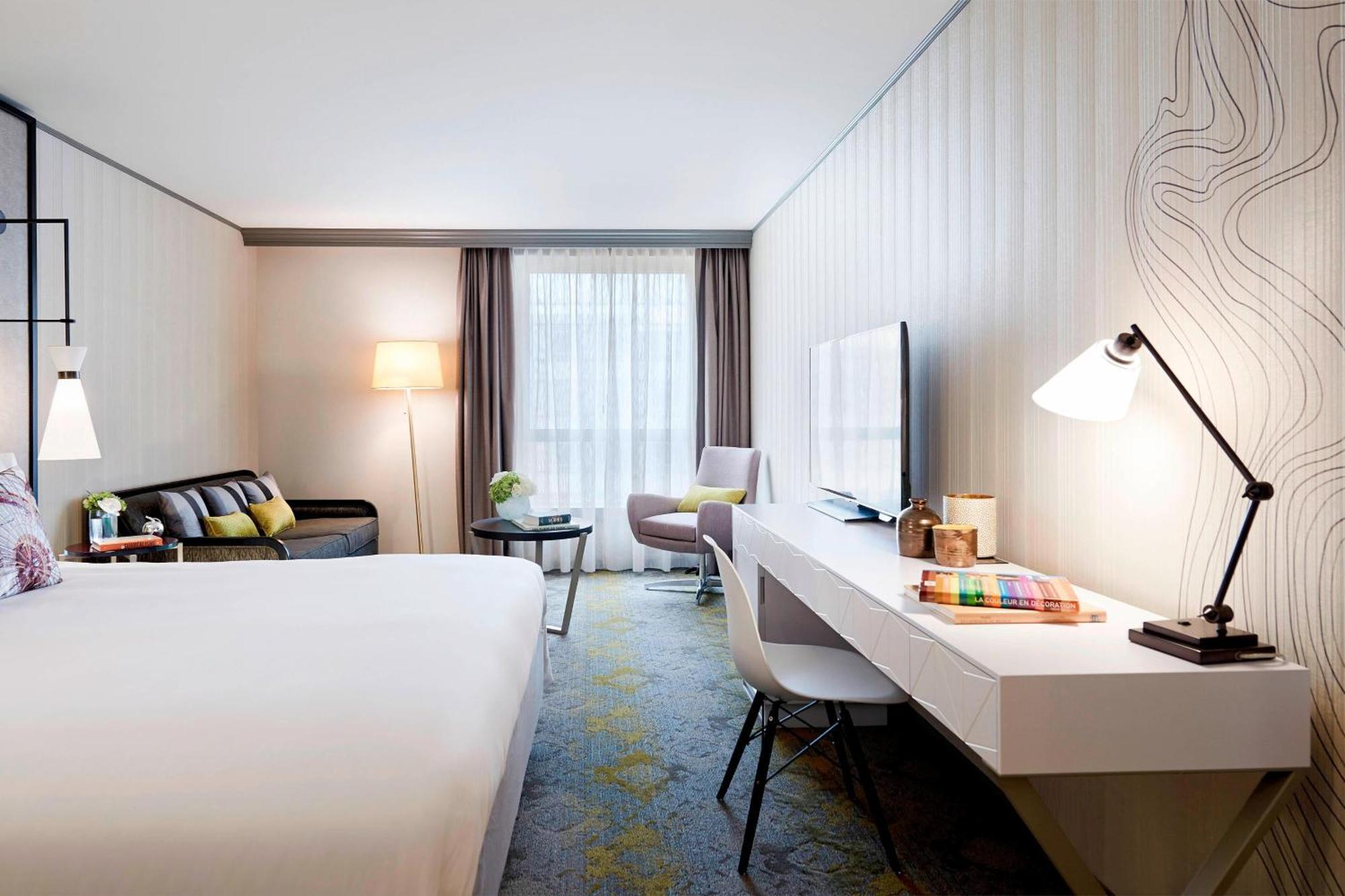 Renaissance Paris La Defense Hotel Puteaux Exterior photo